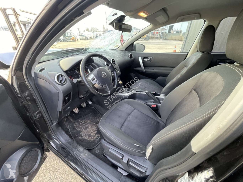 عربة نفعية Nissan
