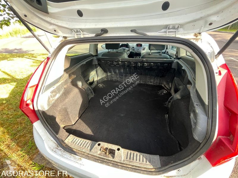 عربة نفعية Ford FIESTA