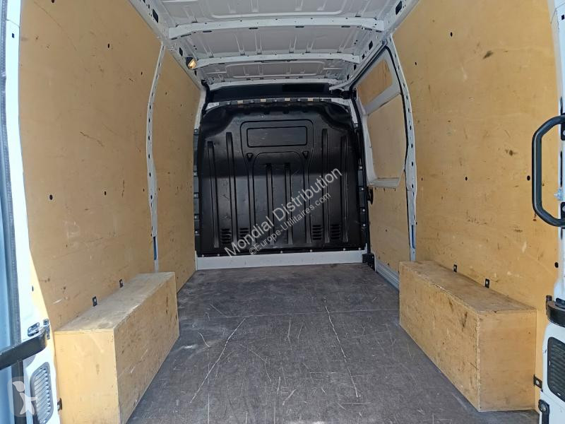 Véhicule utilitaire Renault F3500 L2H2 DCI 135...