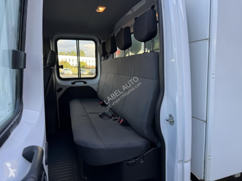 Лекотоварен автомобил Renault 2.3