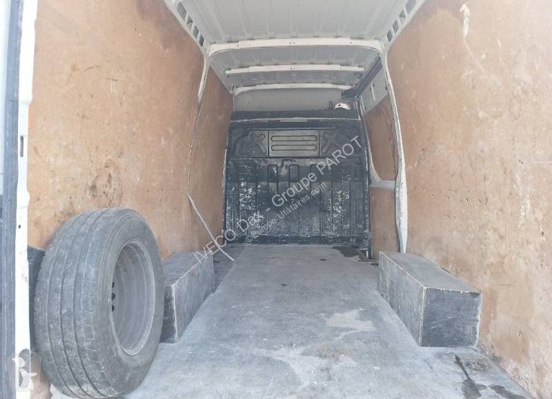 Véhicule utilitaire Iveco 35S14V12