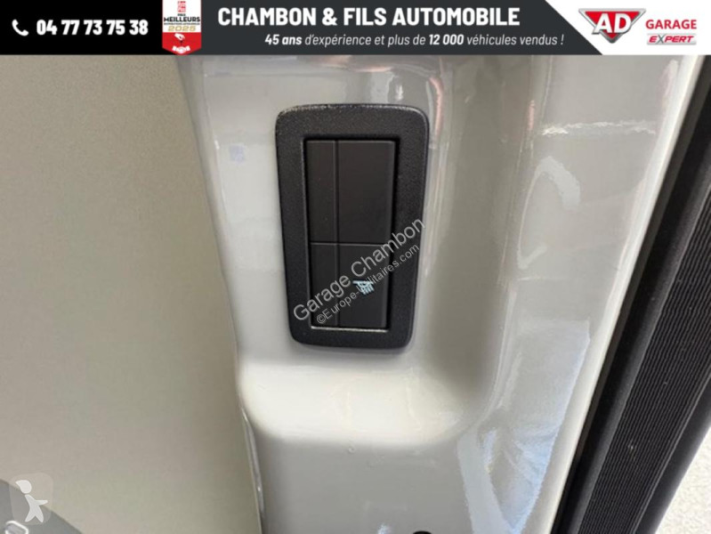 Véhicule utilitaire Ford FOURGON 320 L2H1 2.0...