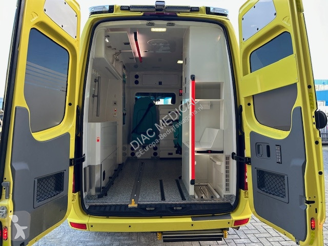 Véhicule utilitaire Mercedes L2H2 Ambulance...