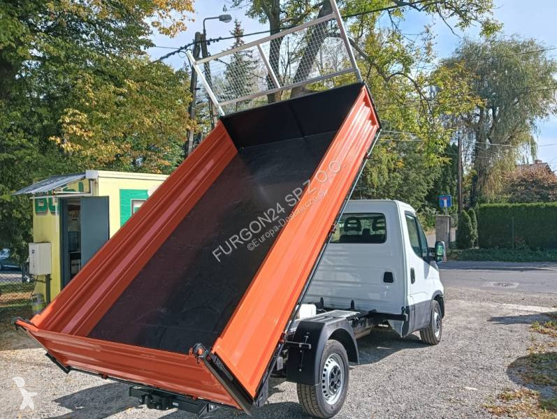 Véhicule utilitaire Iveco 33S12