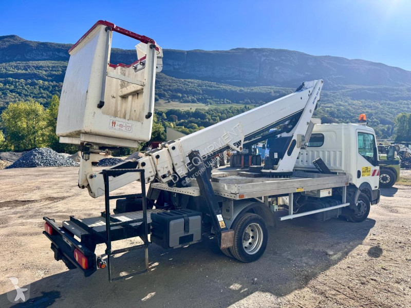 Véhicule utilitaire Nissan Camion nacelle 20m...