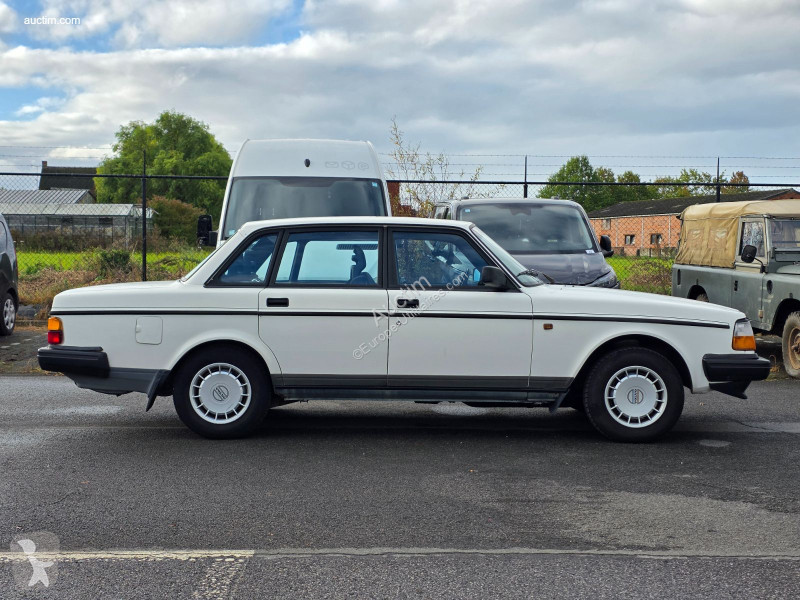 Véhicule utilitaire Volvo 240
