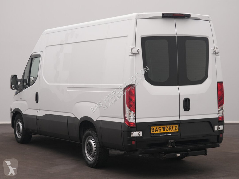 Véhicule utilitaire Iveco 35S21