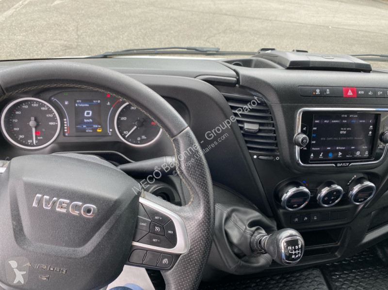Véhicule utilitaire Iveco 35S14 V12