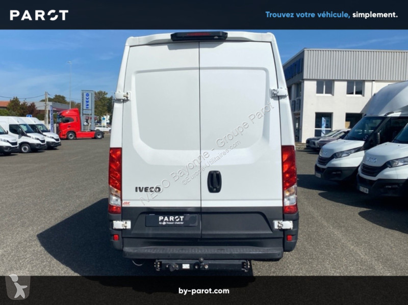 Véhicule utilitaire Iveco 35S16 V12