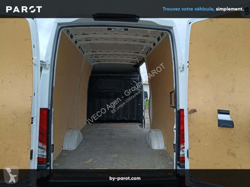 Véhicule utilitaire Iveco 35S14 V12