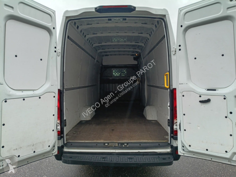 Véhicule utilitaire Iveco 35S16 V16