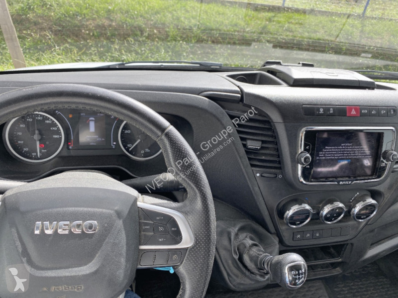 Véhicule utilitaire Iveco 35S14H V12