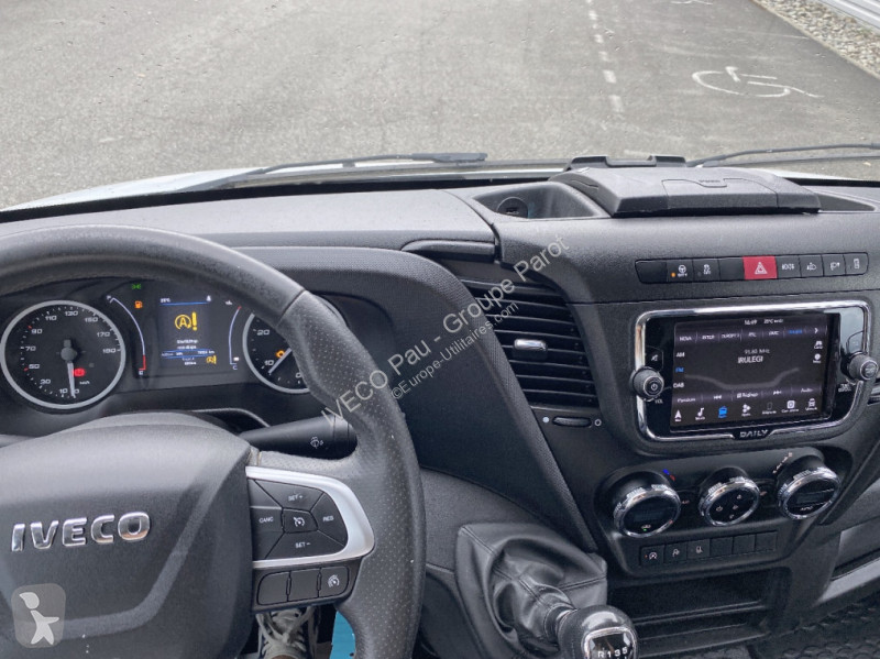 Véhicule utilitaire Iveco 35S14 V12