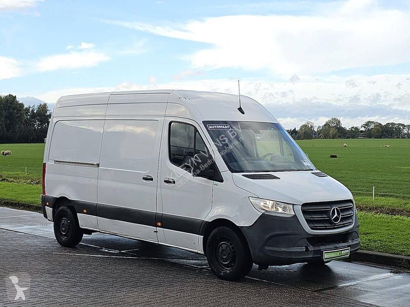 Mercedes 311 van