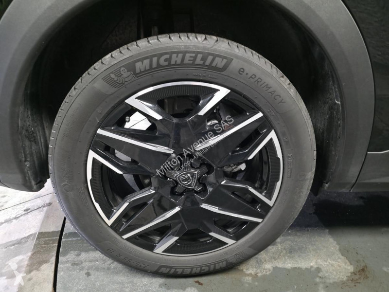 Véhicule utilitaire Peugeot 3008 1.2i Hybrid...