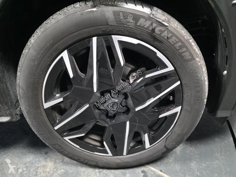 عربة نفعية Peugeot 5008 1.2i Hybrid -136 - BV...