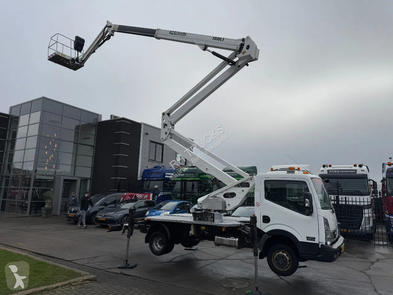 Véhicule utilitaire Nissan 35.12 + ISOLI 21...