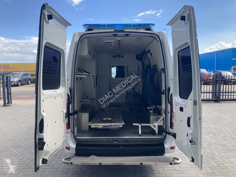Furgoneta Renault T33 2.3 dCi L2H2 Ambulance...