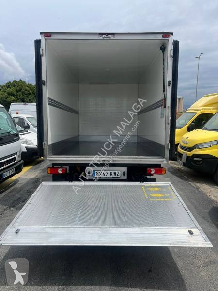Véhicule utilitaire Nissan
