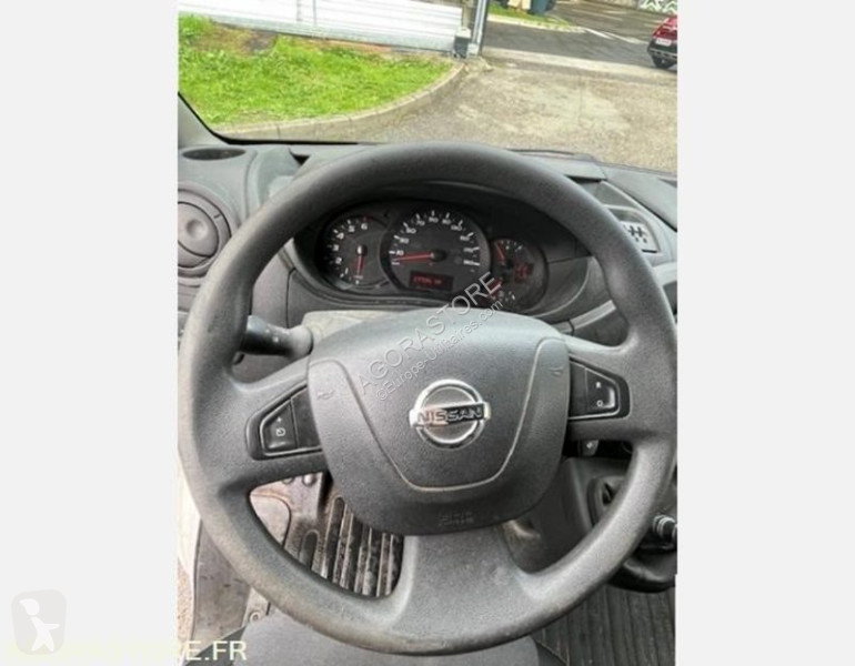 عربة نفعية Nissan