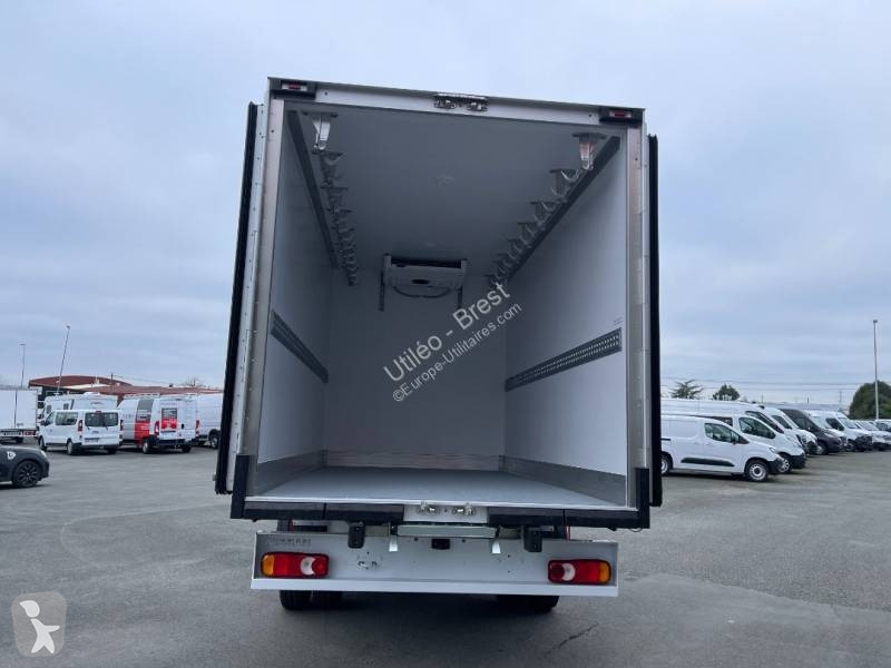 Véhicule utilitaire Nissan
