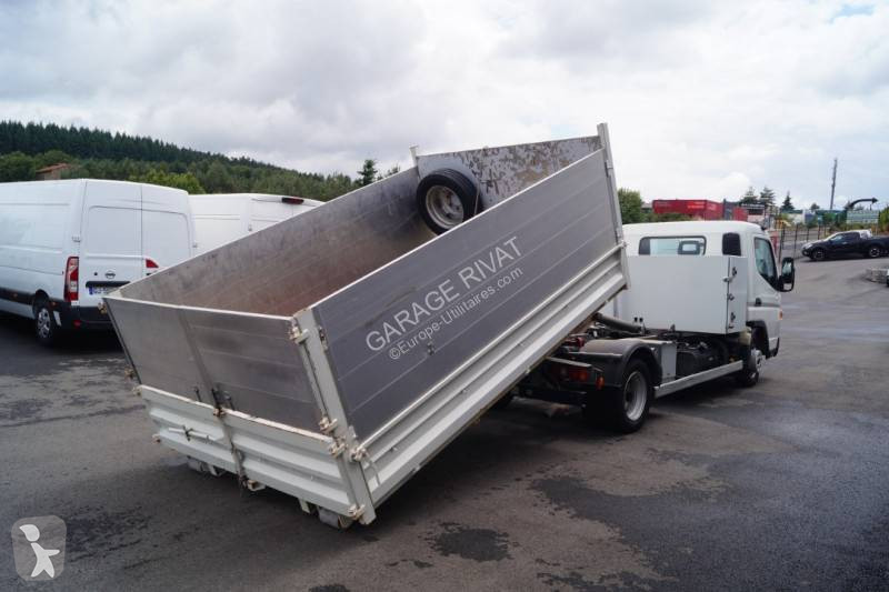 Véhicule utilitaire Mitsubishi Fuso