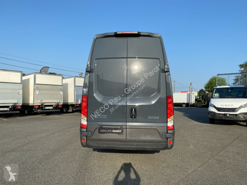 Véhicule utilitaire Iveco 35S18H V18
