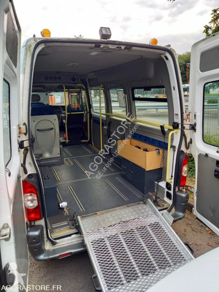 Véhicule utilitaire Renault MASTER II FOURGON...