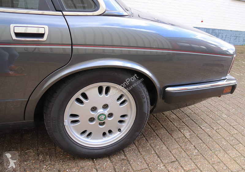 Véhicule utilitaire Jaguar XJ-12