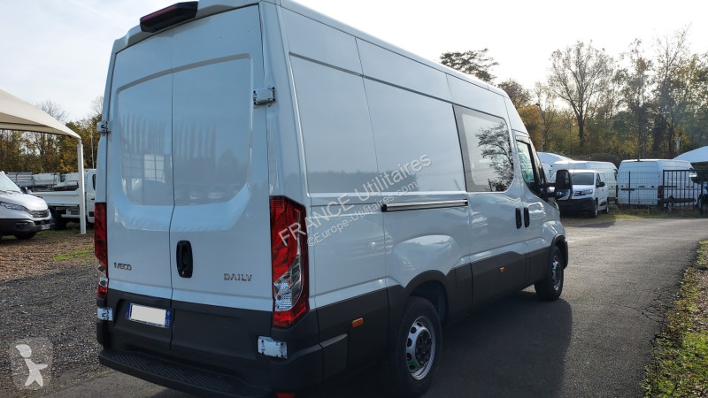 Véhicule utilitaire Iveco DAILY 35S FG 7 PLACES...