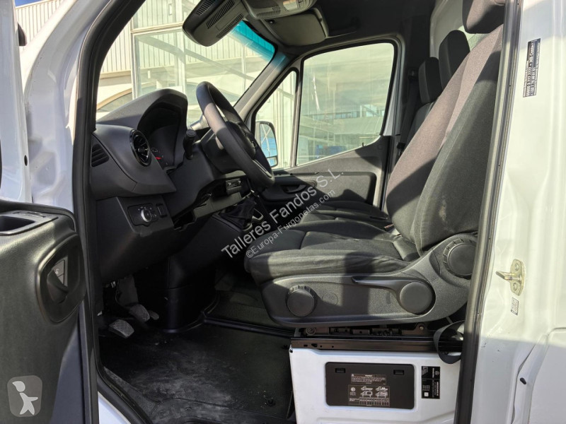 عربة نفعية Mercedes 514 20m3 con puertas traseras