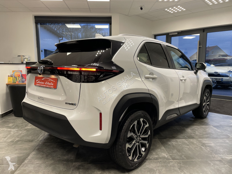 Samochód dostawczy Toyota YARIS CROSS 116H...
