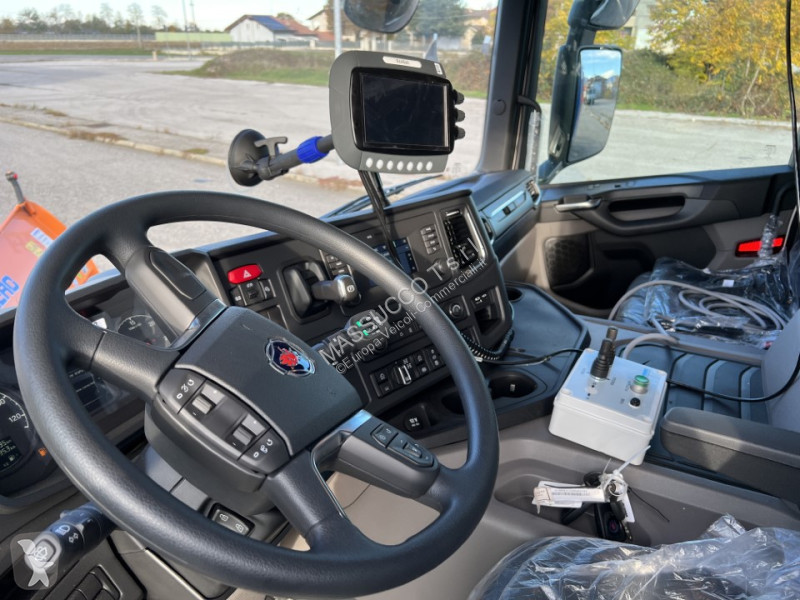 Samochód dostawczy Scania P500 XT 8X4