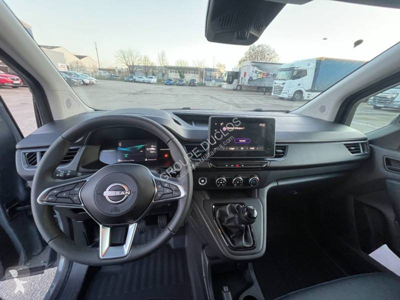 عربة نفعية Nissan