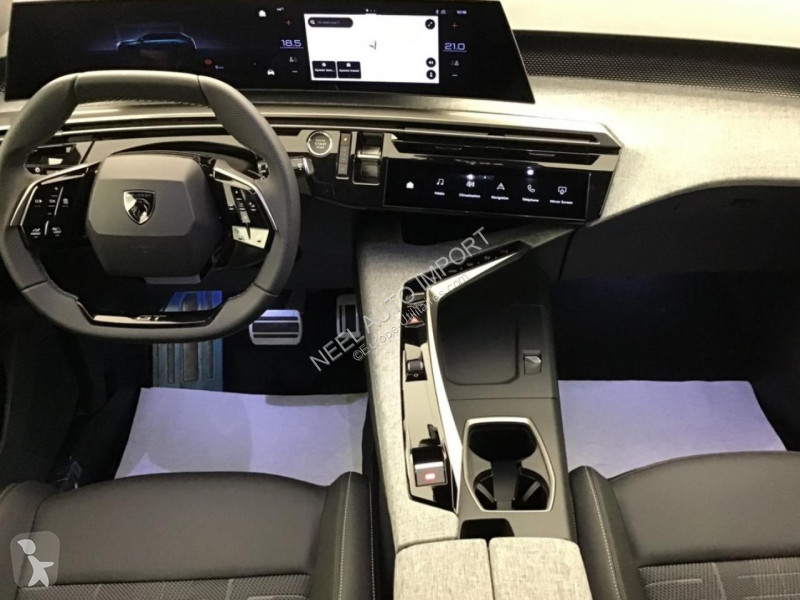 Véhicule utilitaire Peugeot 5008 1.2i Hybrid...