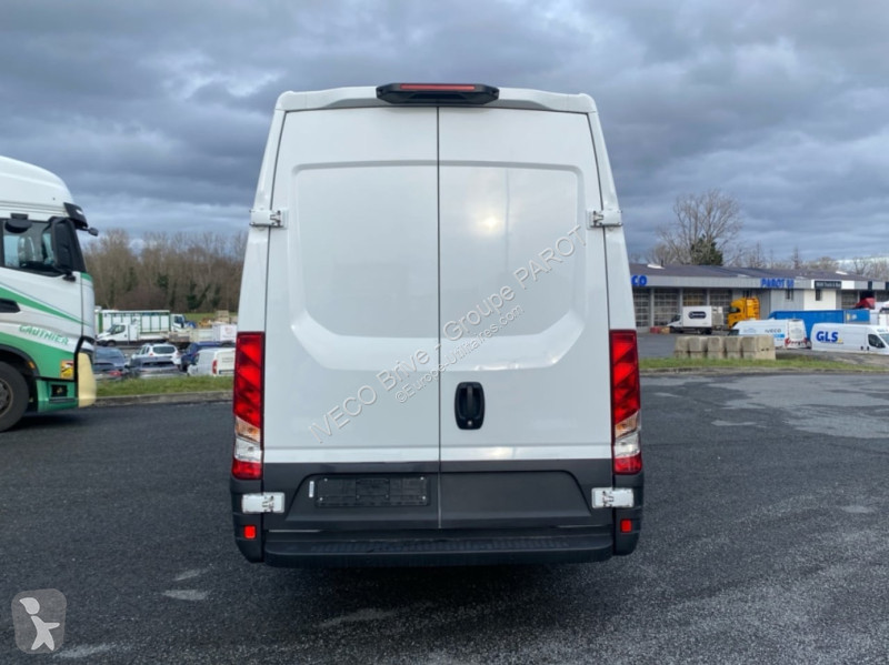 Véhicule utilitaire Iveco 35S16 V16