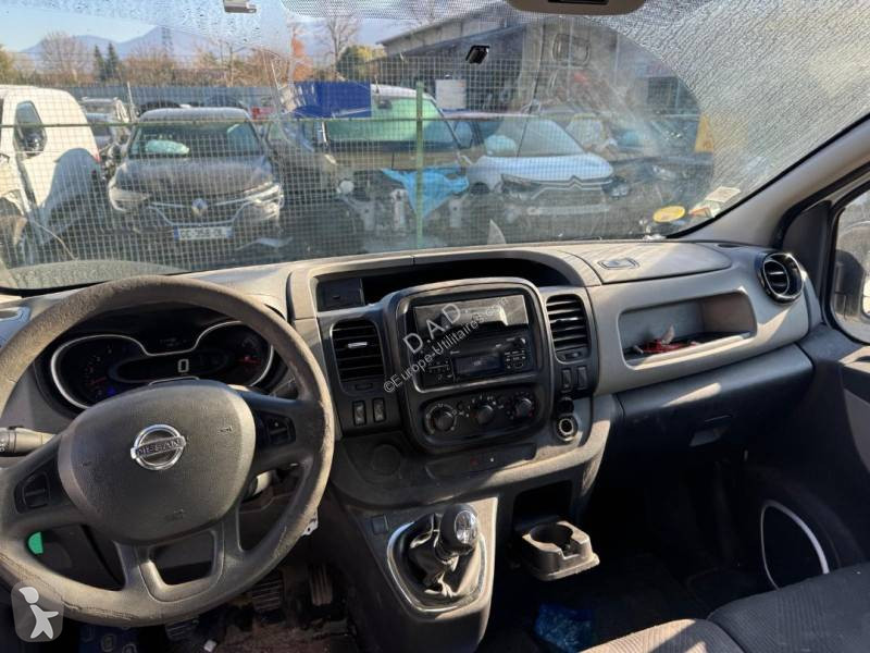 عربة نفعية Nissan