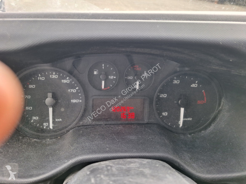 Véhicule utilitaire Iveco 35S14H V12