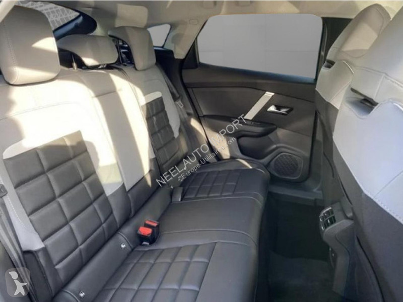 Véhicule utilitaire Citroën C4 1.2i Hybride...