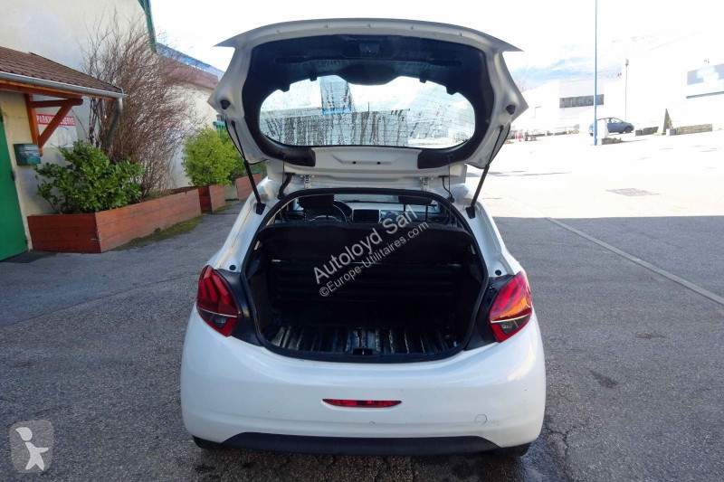 عربة نفعية Peugeot STE 1,2 VTI 82
