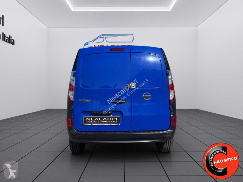 عربة نفعية Nissan