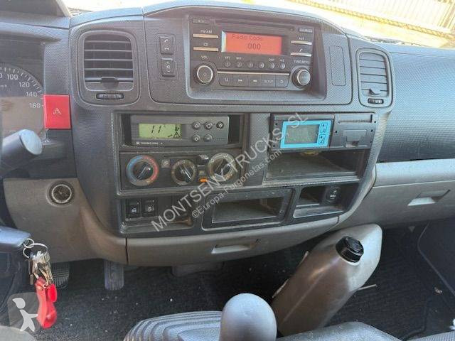 عربة نفعية Nissan