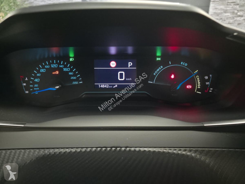 Véhicule utilitaire Peugeot 2008 1.2i Hybrid -...