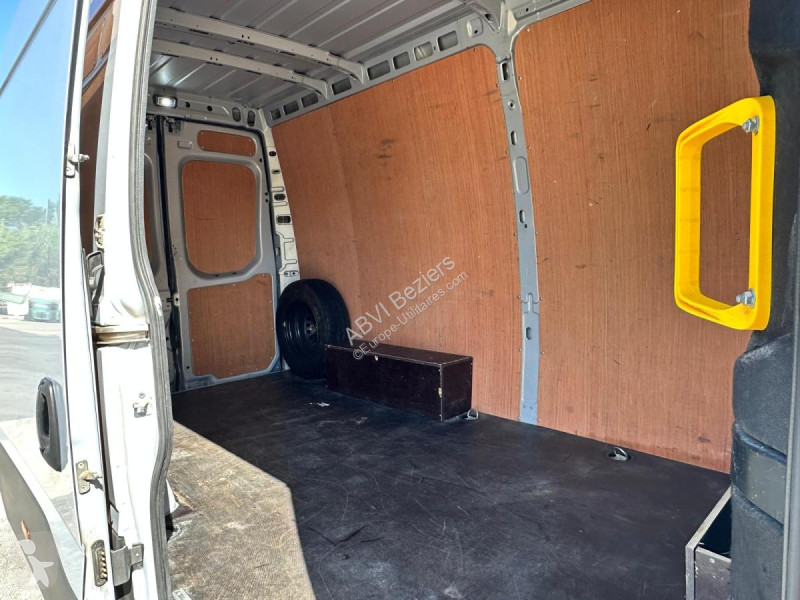Véhicule utilitaire Iveco 35S16A8V12P DAILY...