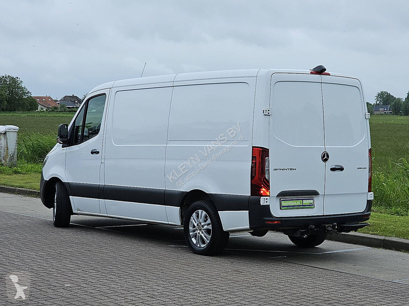Лекотоварен автомобил Mercedes 319 L2H1 V6 LED...