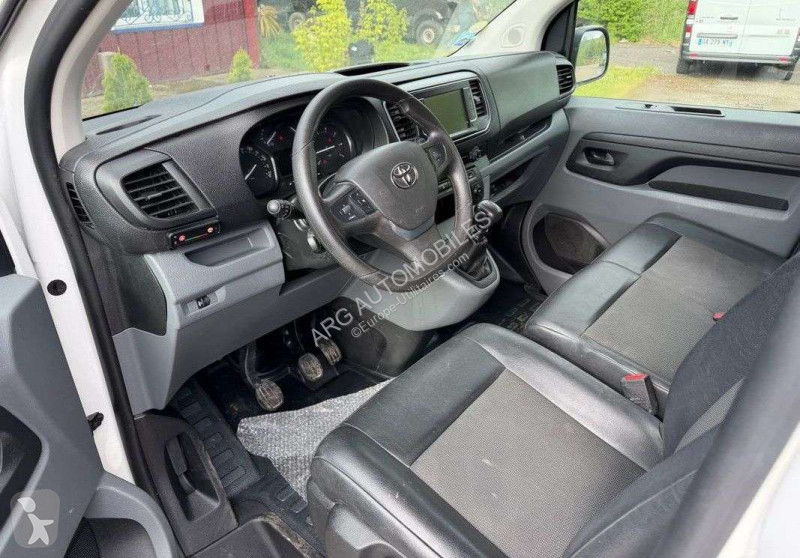 عربة نفعية Toyota
