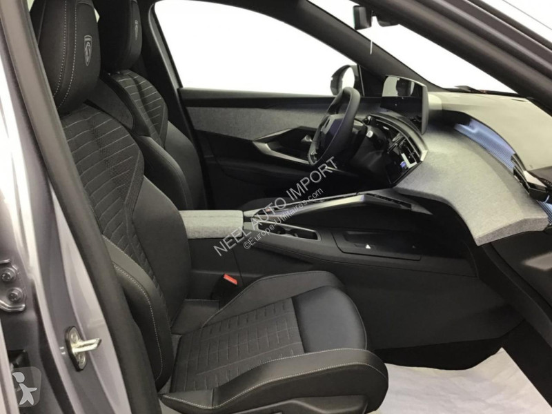 Véhicule utilitaire Peugeot 3008 III 1.2i...