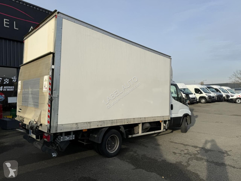 Véhicule utilitaire Iveco 35c16