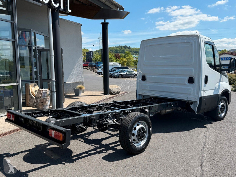 Véhicule utilitaire Iveco 35S16 HA8...