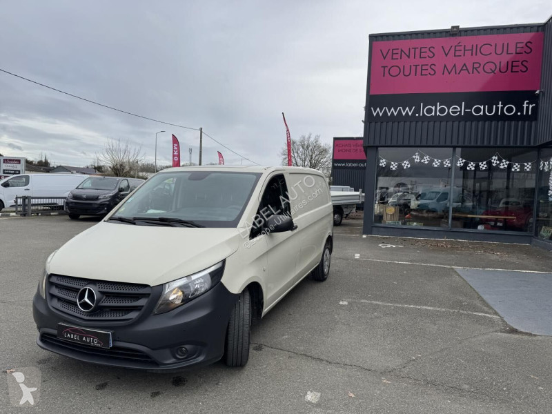 Véhicule utilitaire Mercedes 114
